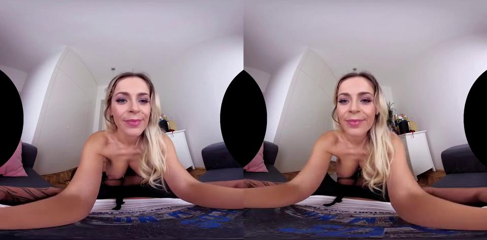 Curvy Blue-Eyed Babe Delivers Intense Cowgirl and Blowjob in VR